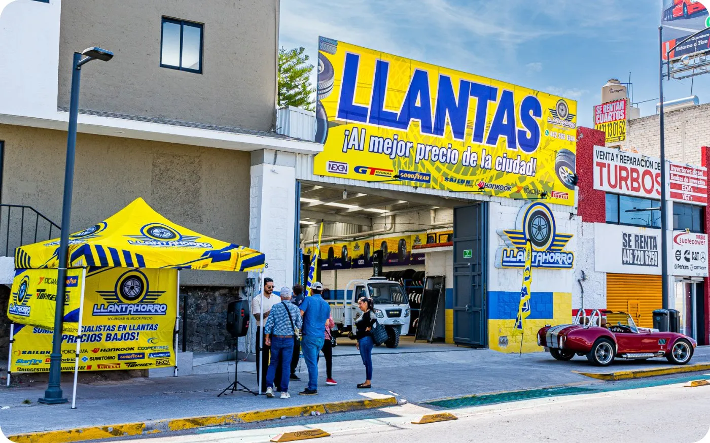 Sucursal Llantahorro con su fachada amarilla y carpa de atención